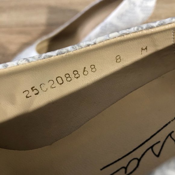 Caressa Womens 8M White/Black snake Design High Heel Pumps - Picture 8 of 8